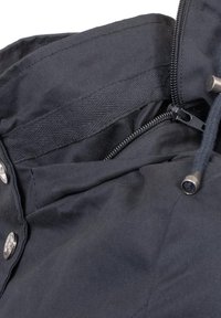 Tmavě modrý vnitřek bundy se zipem, kovovými cvoky a texturovanou látkou s jemným rybím vzorem. Hladký povrch a strukturovaný design.