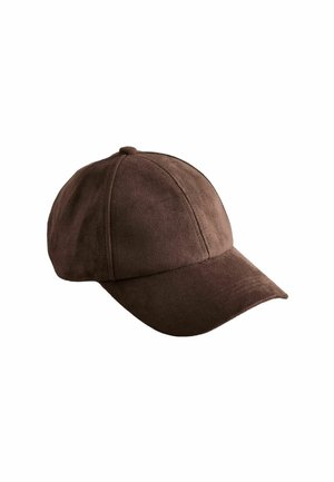 Casquette de baseball en daim marron avec six panneaux cousus et une visière incurvée sur fond blanc.