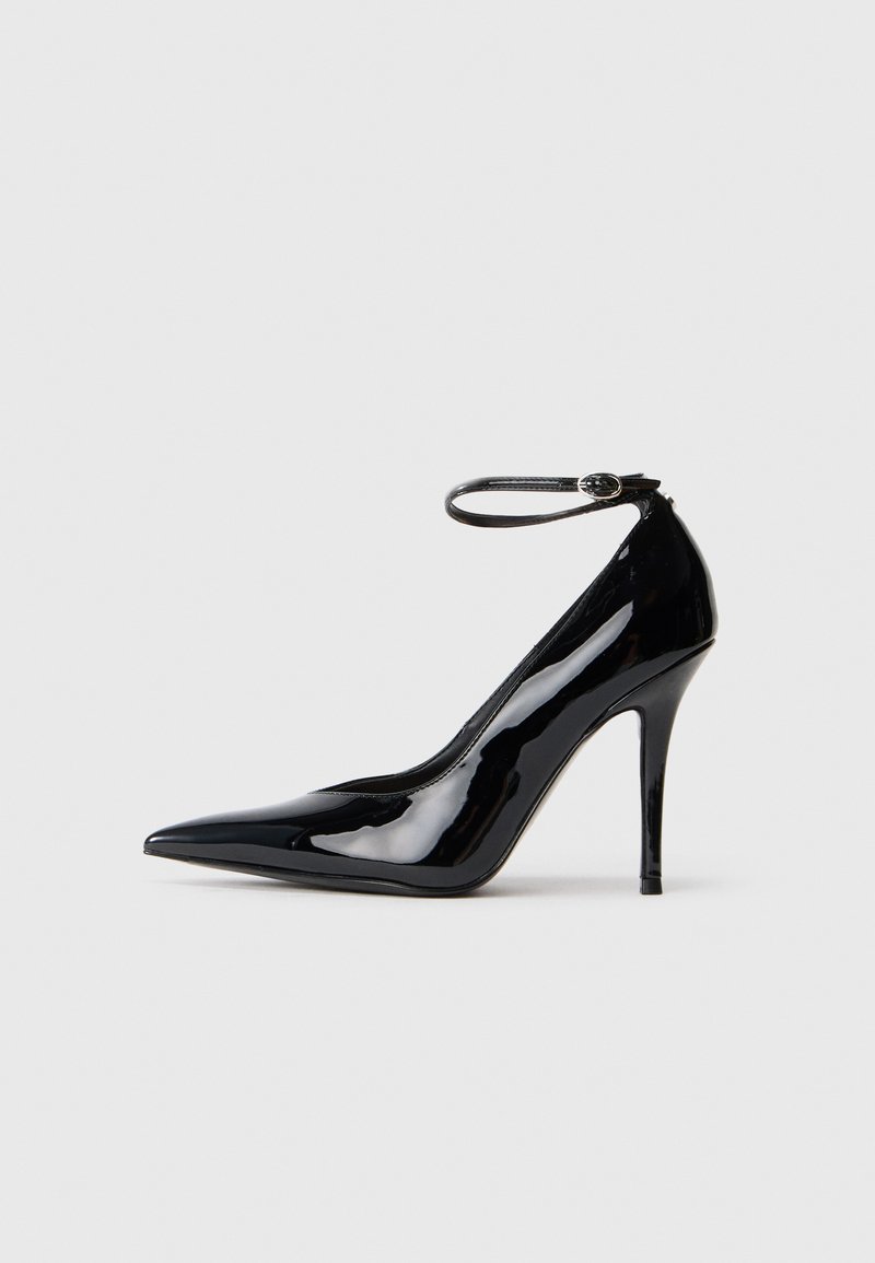 Pantofi cu toc înalt din piele veritabilă neagră, cu vârf ascuțit, curea pentru gleznă și un finisaj lucios, elegant. Toc stiletto completează designul sofisticat.