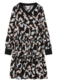 Vestido negro de manga larga, con escote en V y dobladillo con volantes en capas, que presenta un patrón floral en azul pálido y hojas color crema. Textura de tela suave.