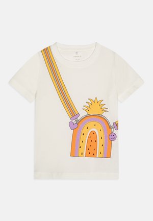 Camiseta blanca de manga corta con un diseño de arcoíris colorido y acentos en naranja, púrpura y amarillo, además de un gráfico de percha.