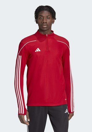 Rood sportieve pullover met half-rits, met gewatteerde schouderaccenten, witte strepen op de mouwen en een Adidas-logo op de borst.