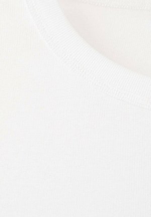 Bela bombažna majica z gladko površino in rebrastim izrezom. Preprost dizajn brez dodatnih vzorcev ali podrobnosti.