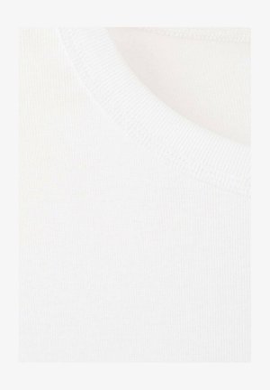 Wit katoenen t-shirt stof met een gladde oppervlakte en een ribbel halslijn. Eenvoudig ontwerp zonder extra patronen of details.