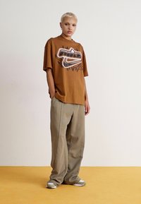 Nike Sportswear DANCE TEE - Apdrukāts T-krekls - light british tan