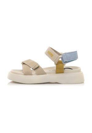Sandalias de ante beige con correas ajustables. Presentan acentos en azul claro y amarillo, una suela blanca gruesa y un talón cerrado para mayor soporte.