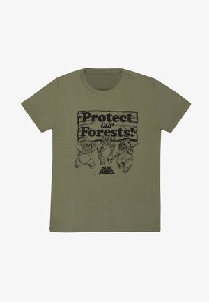 T-shirt in cotone verde oliva con un grafico nero di tre Ewok e il testo "Proteggi le nostre foreste!" al centro.