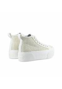 Białe sneakersy typu high-top o plecionej fakturze, zaokrąglonym nosku i grubym, karbowanym spodzie. Posiadają wiązanie z przodu oraz pętlę z tyłu ułatwiającą zakładanie.