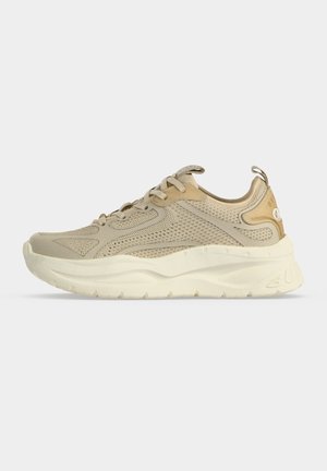 Baskets en mesh beige avec une épaisse semelle blanche, fermeture à lacets sur l’avant, languettes sur la languette et le talon, et détails discrets de la marque sur le talon.