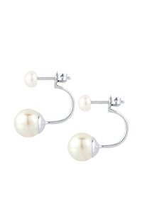 Weiße Perlenohrringe mit silbernen Akzenten. Das Design zeichnet sich durch eine Hakenform aus, mit einer größeren Perle am Boden und einer kleineren Perle oben.