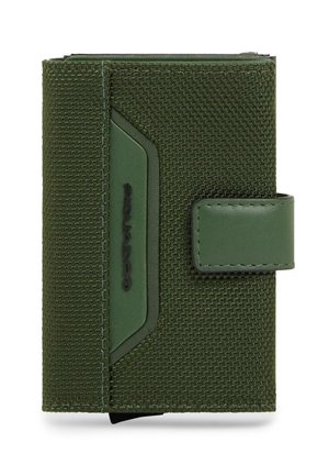 Compact olijfgroene portemonnee met gestructureerde stof, drukknoopsluiting en een glad paneel aan de voorkant.