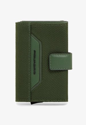 Kompakte olivgrüne Geldbörse aus strukturiertem Stoff, mit Druckknopfverschluss und glatt gearbeitetem Paneeldetail auf der Vorderseite.