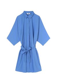 Vestido azul claro con cinturón, mangas cortas, cierre de botones y detalles plisados. Hecho de tela suave con un corte ligeramente holgado.