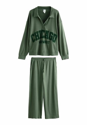 Grüner Sweatshirt und passende Hose mit der Aufschrift "CHICAGO MIDWEST" in fetter Schrift, aus weichem Baumwollmaterial mit lockerem Schnitt.