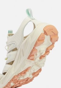 HOKA HOPARA UNISEX - Chodecké sandály - oat milk