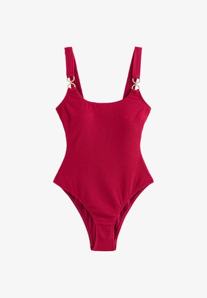Rode one-piece badpak met textuur en brede schouderbanden met gouden ringdetails.