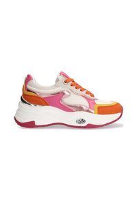 Färgglada sneakers med en blandning av material: mesh, mocka och metalliska detaljer. Predominerande rosa, orange och vitt med en tjock sula.