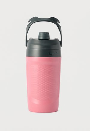 Rosa teksturert vannflaske med svart skrukork og håndtak, med en liten Nike-logo på øvre del.