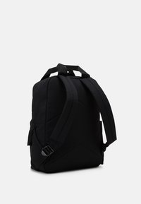 Zwarte stoffen rugzak met gevoerde schouderbanden, bovenhandgrepen en een zijvak. Heeft een minimalistisch ontwerp met geometrische accenten.