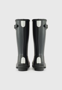 Schwarze Gummiregenstiefel mit glatter Oberfläche, hohem Design und weißen reflektierenden Akzenten. Verfügen über verstellbare seitliche Riemen und eine feste Sohle.