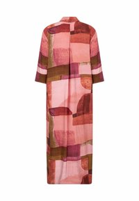 Długi płaszcz z rękawami 3/4, zdobiony abstrakcyjnymi geometrycznymi wzorami w odcieniach różu, czerwieni i brązu na jednolitym tle.