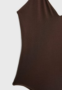 Costume da bagno intero marrone con scollatura a V, realizzato in materiale morbido ed elastico; presenta una texture liscia e spalline sottili.
