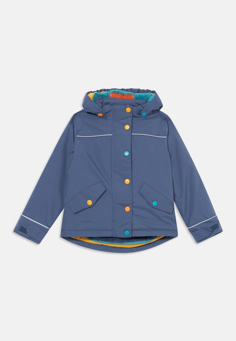 Wasserabweisende blaue Jacke mit einem strukturierten türkisfarbenen Innenfutter der Kapuze. Mit orangefarbenen und türkisfarbenen Knöpfen, zwei Fronttaschen und Detailverarbeitung an den Bündchen.
