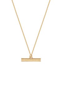 Zelta ķēdes kaklarota ar horizontālu taisnstūra formu kulonu, kam ir gluda centra daļa un smalkas lodīšu detaļas gar malām.