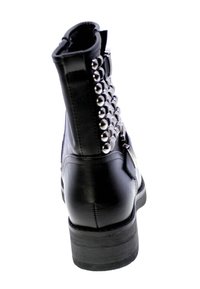 Stivaletto in pelle nera con tacco a blocco, dettagli in occhiello metallici sul retro e una texture liscia.