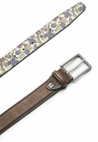 Lederablese mit einem strukturierten braunen Körper und einer silbernen rechteckigen Schnalle, begleitet von einem blumenmusternden Riemen in Weiß, Lila und Gold.