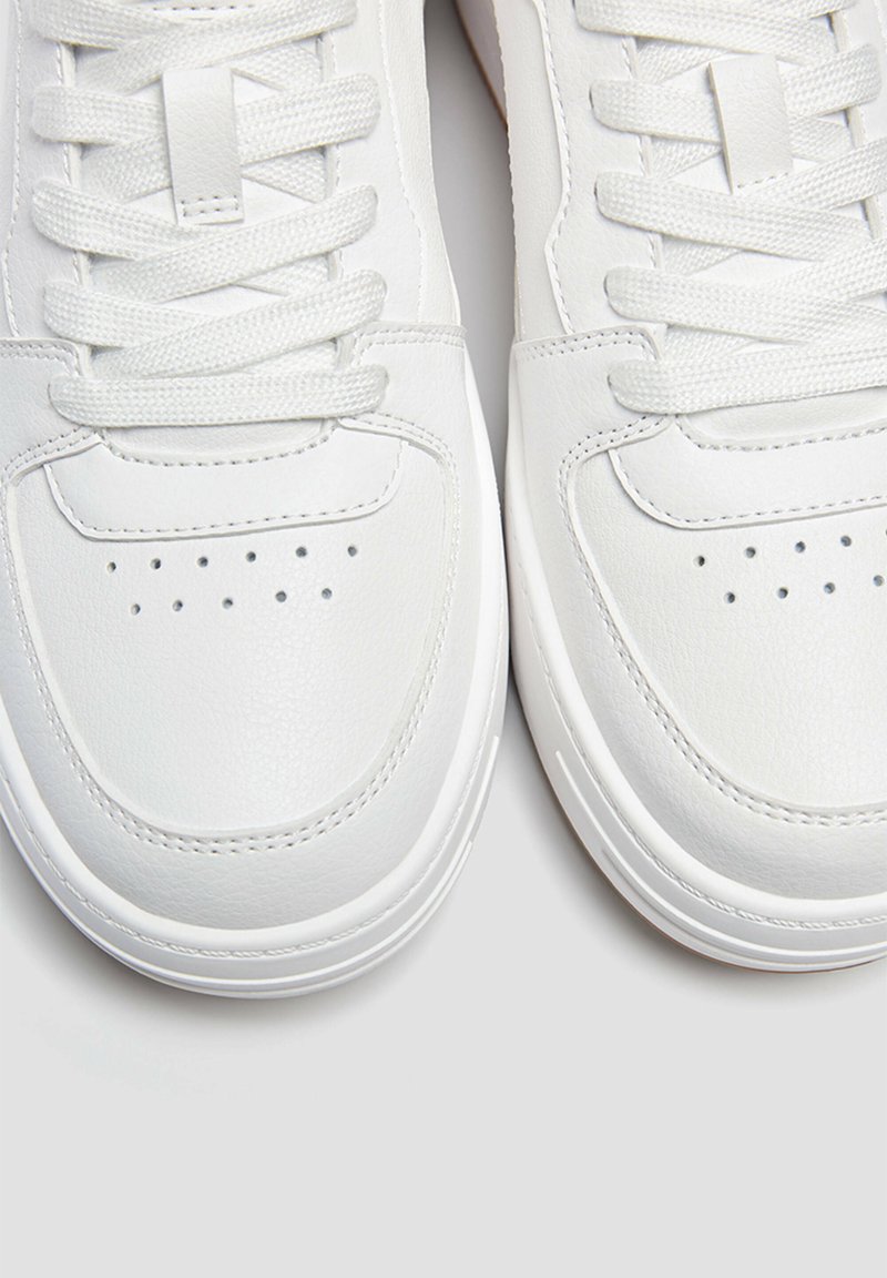 Pull And Bear Taille Petit Ou Grand PULL&BEAR Baskets basses - white/blanc - ZALANDO.FR