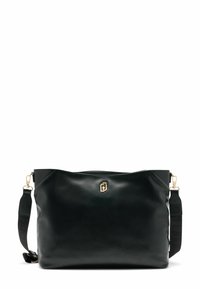 Borsa in pelle nera con finitura liscia, caratterizzata da un accento logo dorato. Include una tracolla regolabile e una chiusura con zip. Design semplice e rettangolare.