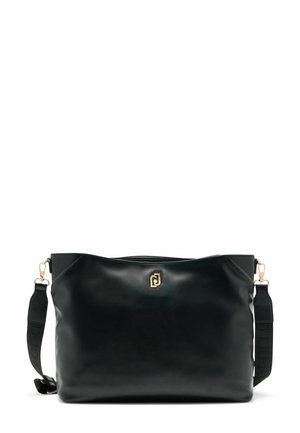 Borsa in pelle nera con finitura liscia, caratterizzata da un accento logo dorato. Include una tracolla regolabile e una chiusura con zip. Design semplice e rettangolare.