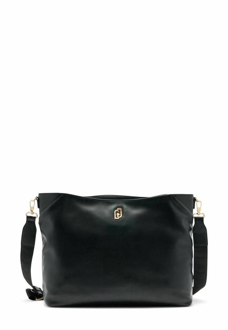 Borsa in pelle nera con finitura liscia, caratterizzata da un accento logo dorato. Include una tracolla regolabile e una chiusura con zip. Design semplice e rettangolare.