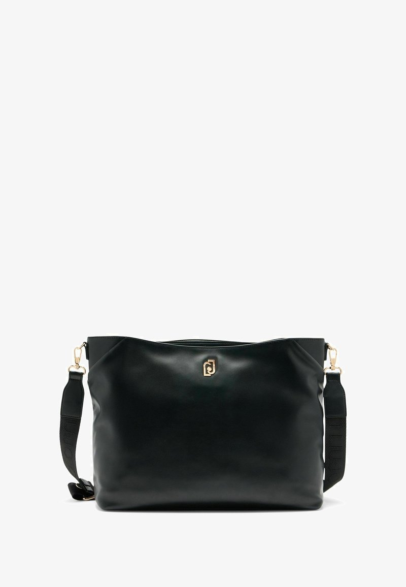 Sac en cuir noir avec une finition lisse, doté d'un accent logo doré. Comprend une sangle réglable et une fermeture éclair. Design rectangulaire simple.