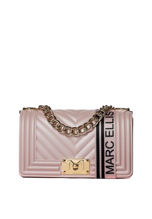 Borsa a tracolla imbottita rosa con tracolla in oro, dotata di una chiusura rettangolare e un accento con logo a righe. Dimensioni non specificate.