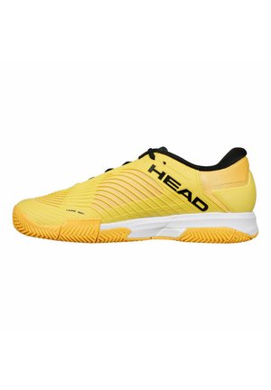 Scarpa sportiva gialla con accenti neri, tomaia testurizzata e suola in gomma flessibile. Presenta un design aerodinamico con scanalature pronunciate.