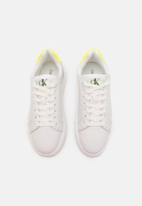 Calvin Klein Jeans CHUNKY CUPSOLE LACEUP MON - Tenisice - bright white/safety yellow