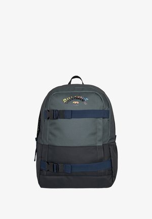 Mochila gris con correas azules, que presenta un logotipo multicolor en la parte superior, fabricada en tela duradera, con bolsillos laterales y correas ajustables.