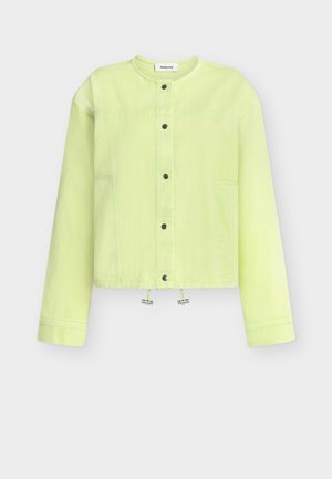 Hele-roheline pikkade varrukatega jakk ümmarguse kaelusega, esiküljel pressnuppude kinnitused, küljetaskud ja reguleeritava nööriga alumises ääres.