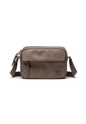 Braune rechteckige Umhängetasche aus glattem Stoff. Mit Reißverschlussverschluss, Vordertasche und verstellbarem Trageriemen. Logo auf der Seite geprägt.