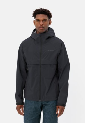 Giacca nera impermeabile con zip frontale, cappuccio regolabile e due tasche frontali. Presenta una texture liscia e opaca e un design minimalista.