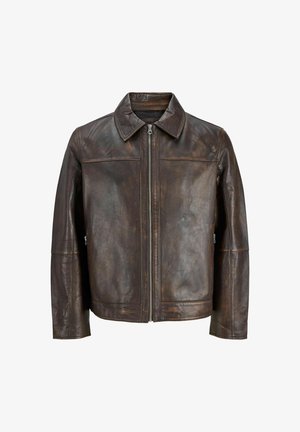 Veste en cuir marron avec une fermeture éclair à l'avant, un col pointu et des poches latérales. Elle possède une texture lisse et une finition légèrement vieillie.