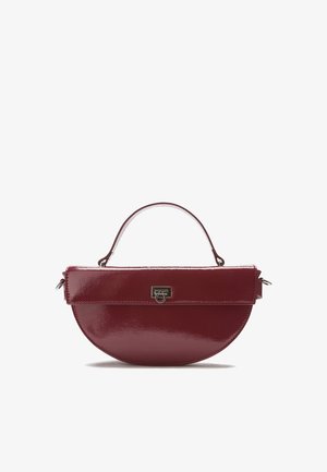 Torba od bordo laka u obliku polukruga, sa ravnim gornjim poklopcem, malom ručkom i srebrnim metalnim detaljima.
