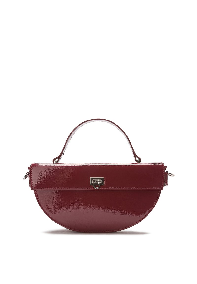 Brmbolcová lakovaná kožená kabelka bordovej farby s polkružným tvarom, plochým vrchným chlopňovým uzáverom, malým uchom a striebornými kovovými doplnkami.
