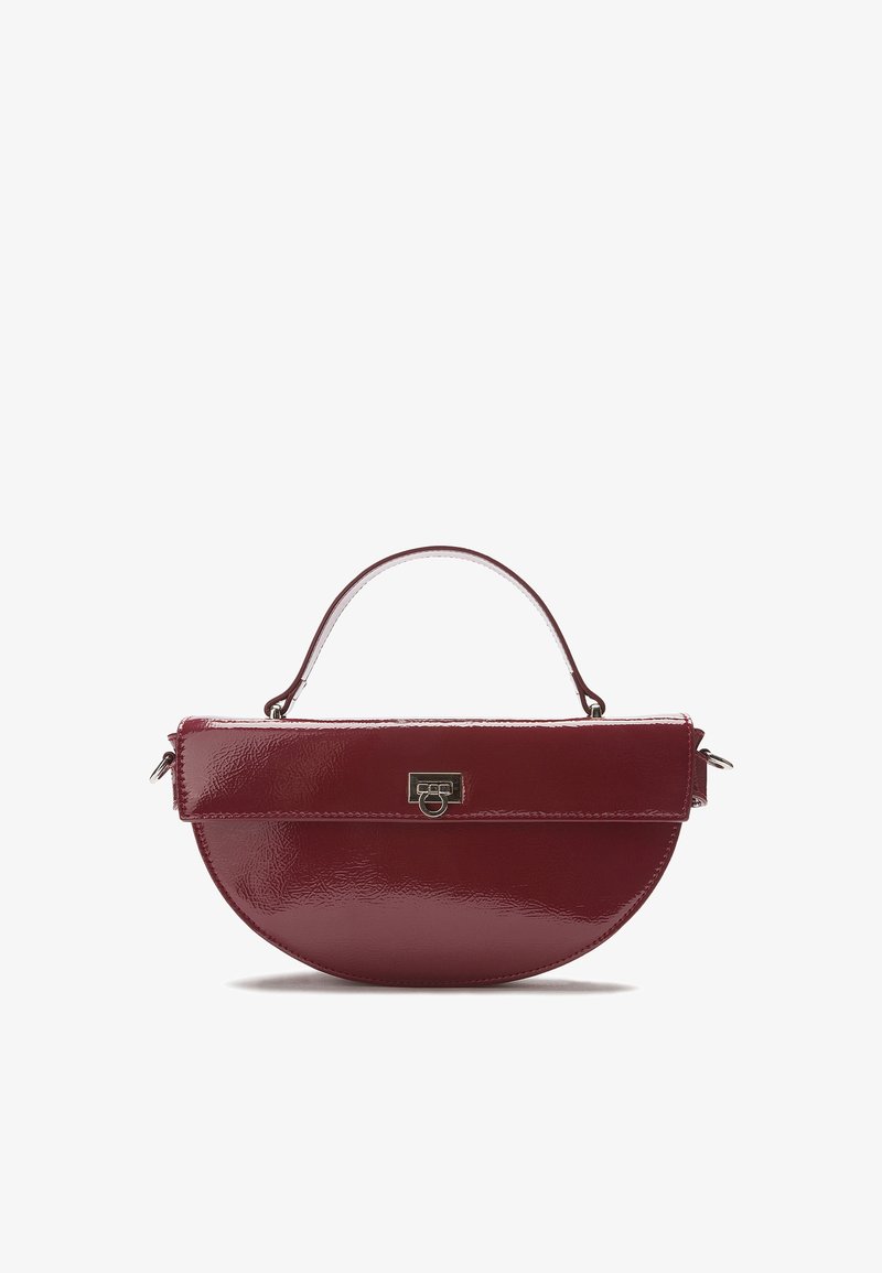 Brmbolcová lakovaná kožená kabelka bordovej farby s polkružným tvarom, plochým vrchným chlopňovým uzáverom, malým uchom a striebornými kovovými doplnkami.