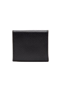 Portefeuille en cuir noir avec une texture granuleuse, de forme rectangulaire et au design plat. Présente des bords nets et sans matériel ou accents visibles.