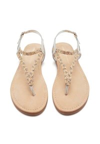 Sandalias de cuero marrón con correas trenzadas, acentos en plata y una suela plana. Diseño sencillo con un separador de dedos y una correa de tobillo.