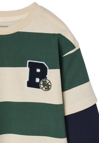 Gestreiftes Baumwoll-T-Shirt mit grünen und cremefarbenen horizontalen Linien, einem dunkelblauen Ärmeln und einem gestickten 'B'-Logo mit einem Basketball.