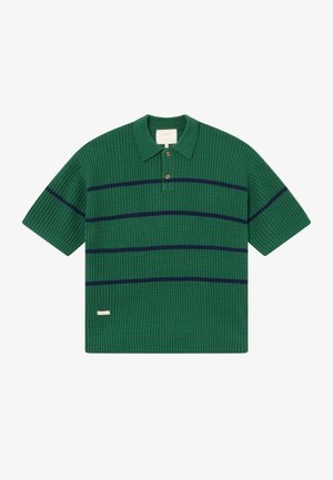 Grünes Poloshirt mit Waffelstruktur, kurzen Ärmeln, und navyblauen horizontalen Streifen, dreiknöpfiger Knopfleiste und einem kleinen Markenlabel am Saum.